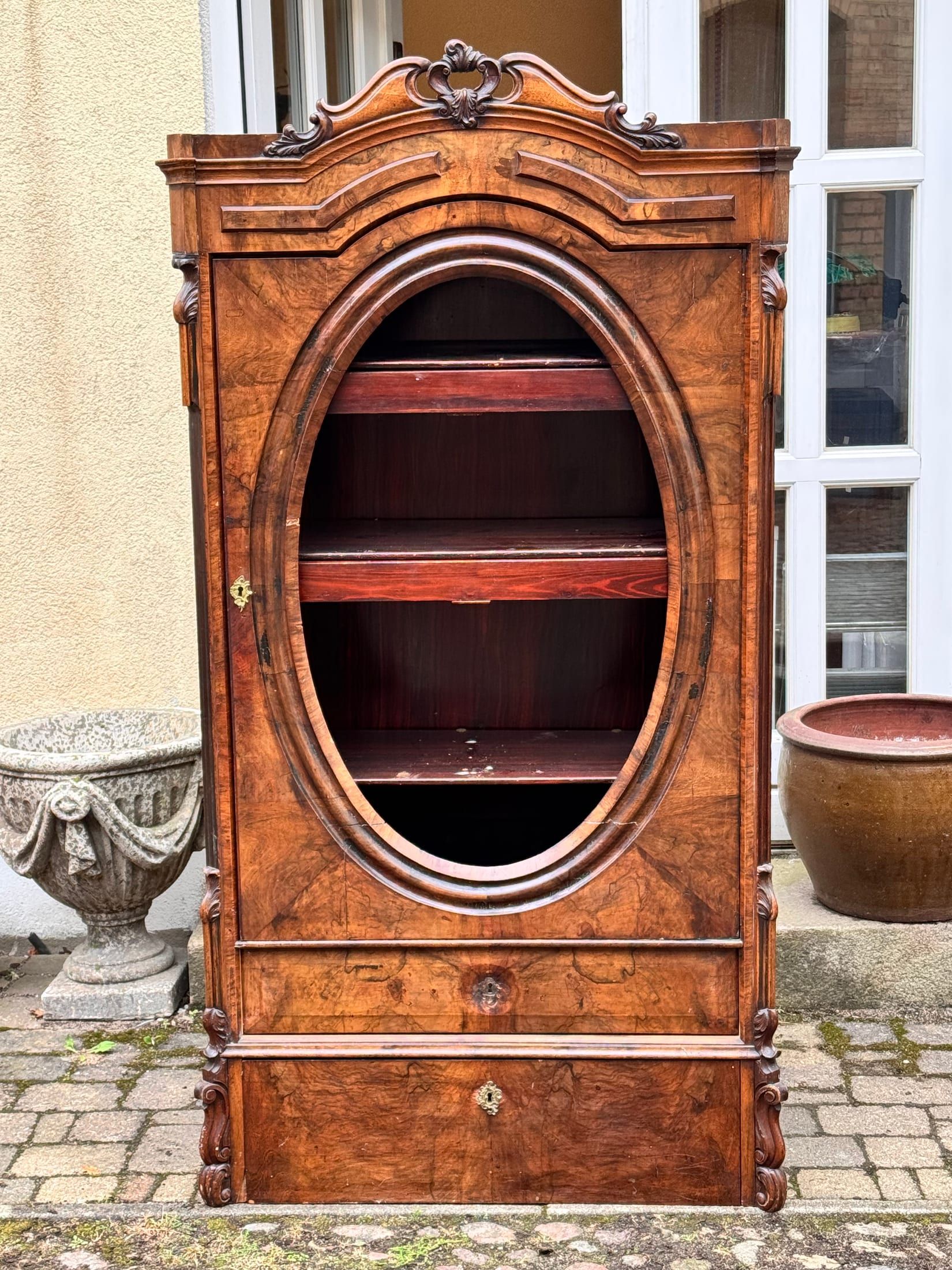 Vitrinenschrank mit ovaler Blendtür, Nussbaumwurzel-Furnier, Deutsch um 1860 — Ansicht 2