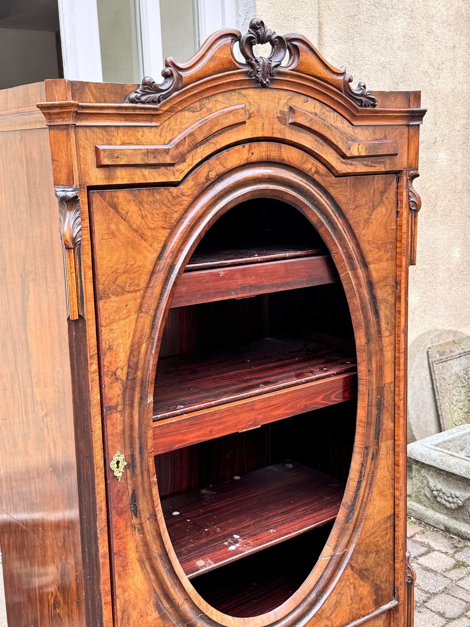 Vitrinenschrank mit ovaler Blendtür, Nussbaumwurzel-Furnier, Deutsch um 1860 — Ansicht 3