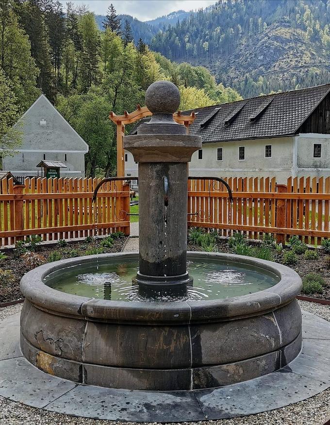 Großer Steinbrunnen, Bauernbrunnen, Naturstein, Blaustein, 8- Eckig, Klassik — Ansicht 2