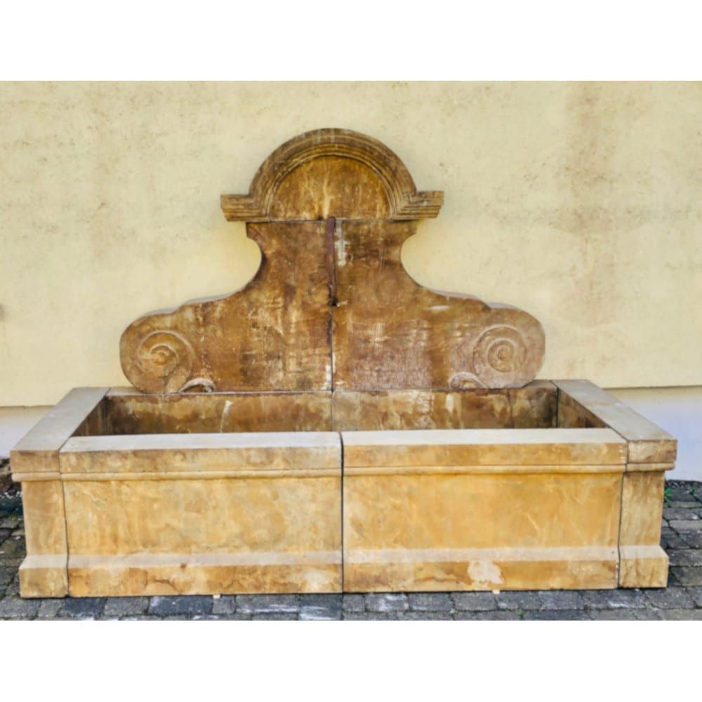 Großer Wandbrunnen aus Naturstein, Sandstein — Ansicht 1