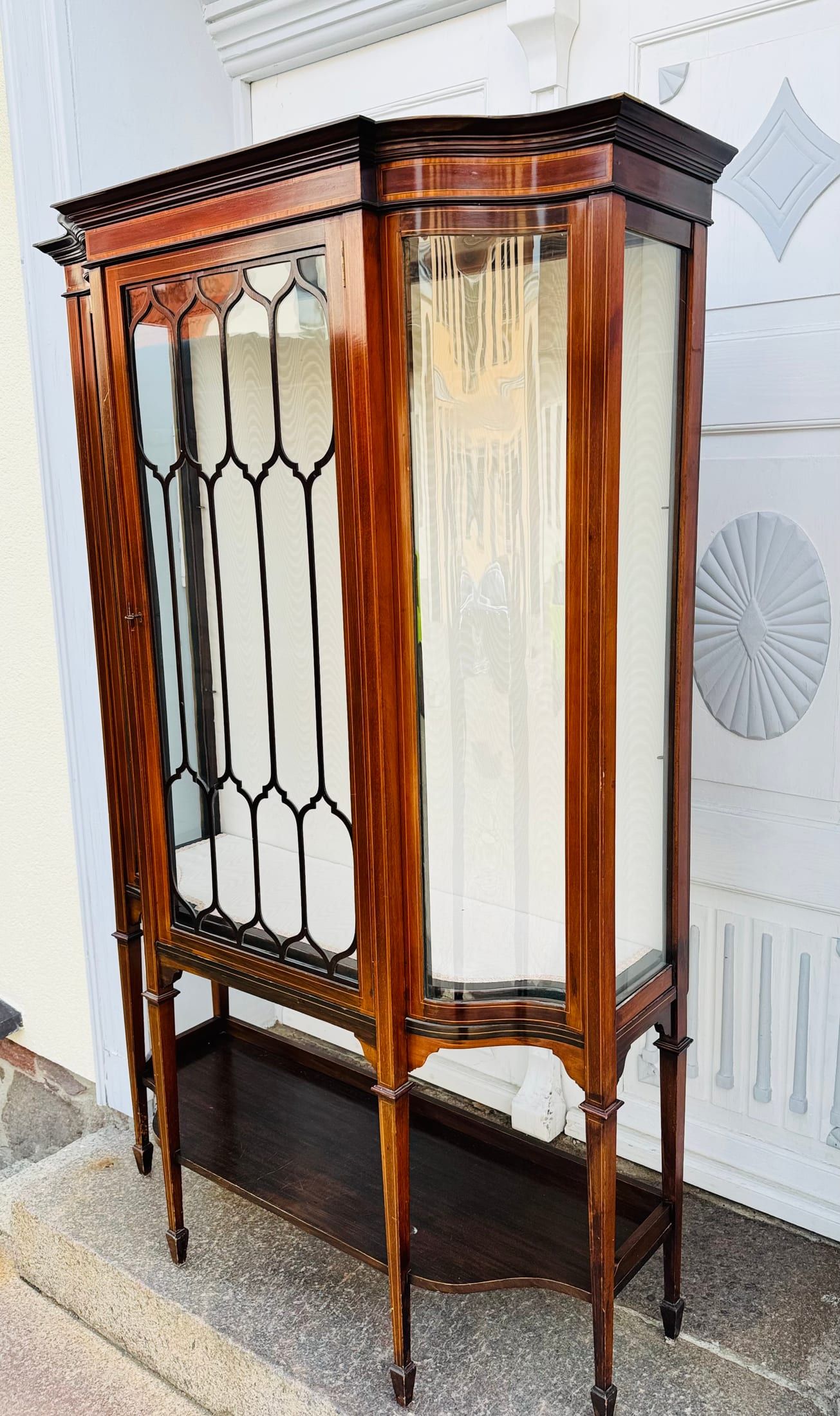 Vitrinenschrank im Sheraton-Stil mit Bombé-Front, Englische Glasvitrine  — Ansicht 2