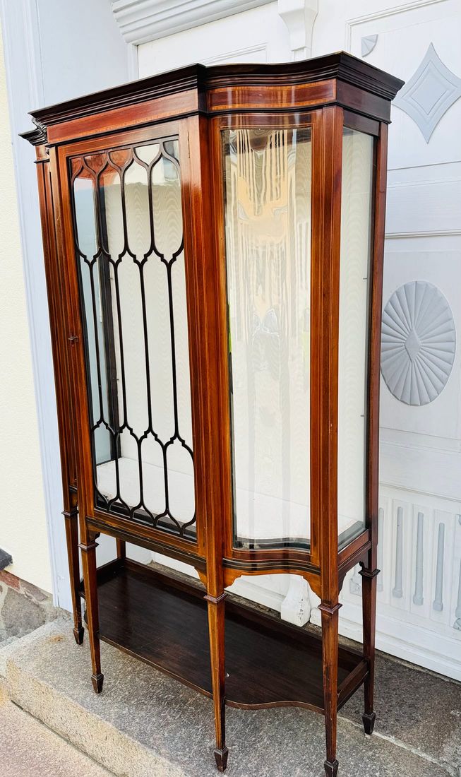 Vitrinenschrank im Sheraton-Stil mit Bombé-Front, Englische Glasvitrine — Ansicht 2