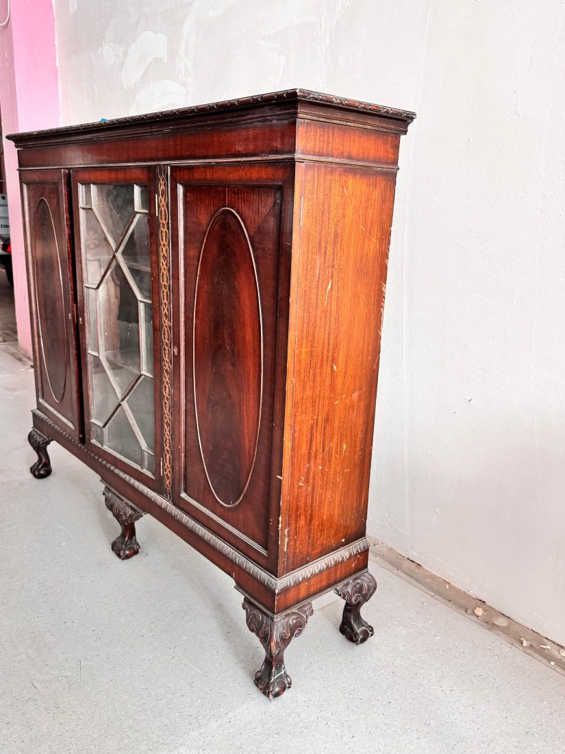 Mahagoni-Bücherschrank mit Krallenfüßen im Chippendale-Stil — Ansicht 3