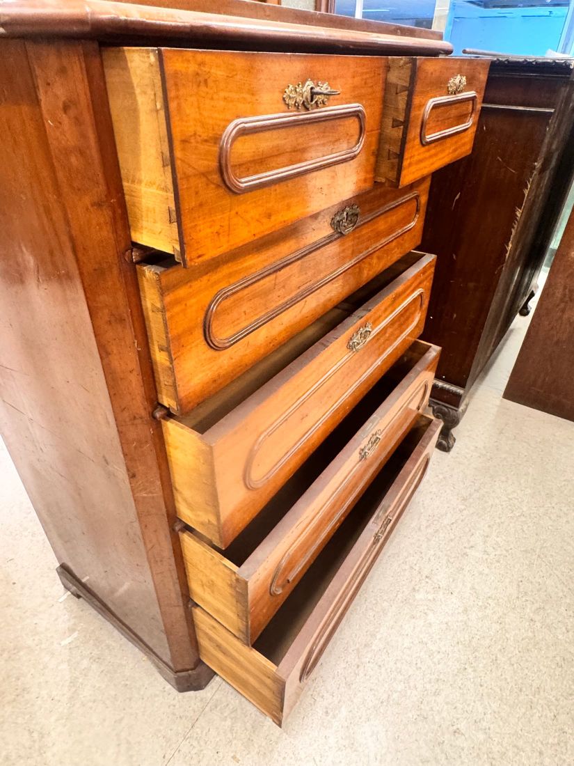 Hohe Kommode mit sieben Schubladen, Mahagoni, Herrenkommode, Biedermeier um 1850 — Ansicht 2
