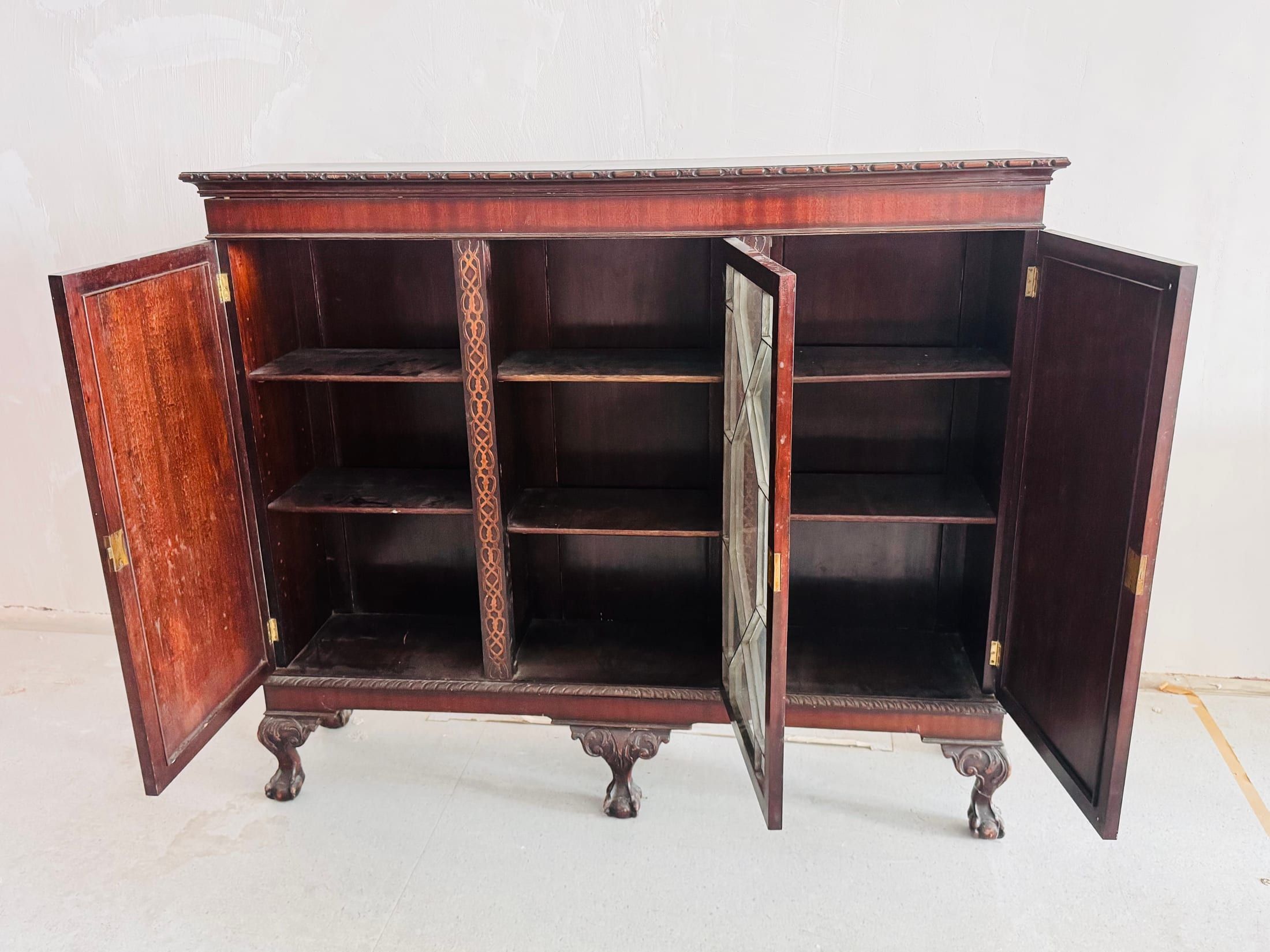 Mahagoni-Bücherschrank mit Krallenfüßen im Chippendale-Stil — Ansicht 2