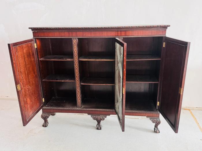 Mahagoni-Bücherschrank mit Krallenfüßen im Chippendale-Stil — Ansicht 2