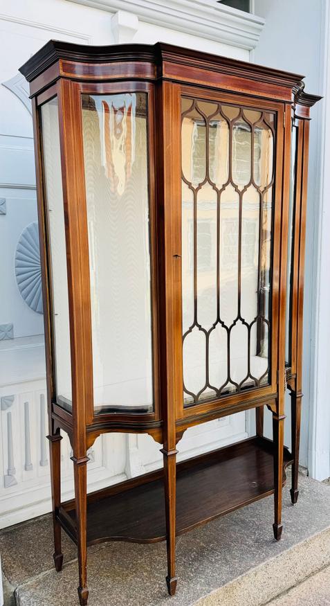 Vitrinenschrank im Sheraton-Stil mit Bombé-Front, Englische Glasvitrine — Ansicht 3